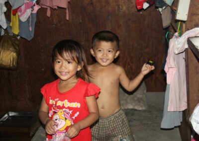 Hjemmebesøk hos fadderbarn i slummen.