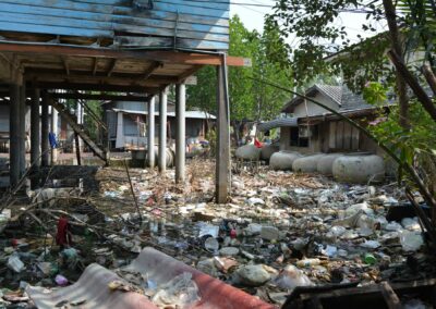 Bilde av et uteområde i Bangkoks slum.