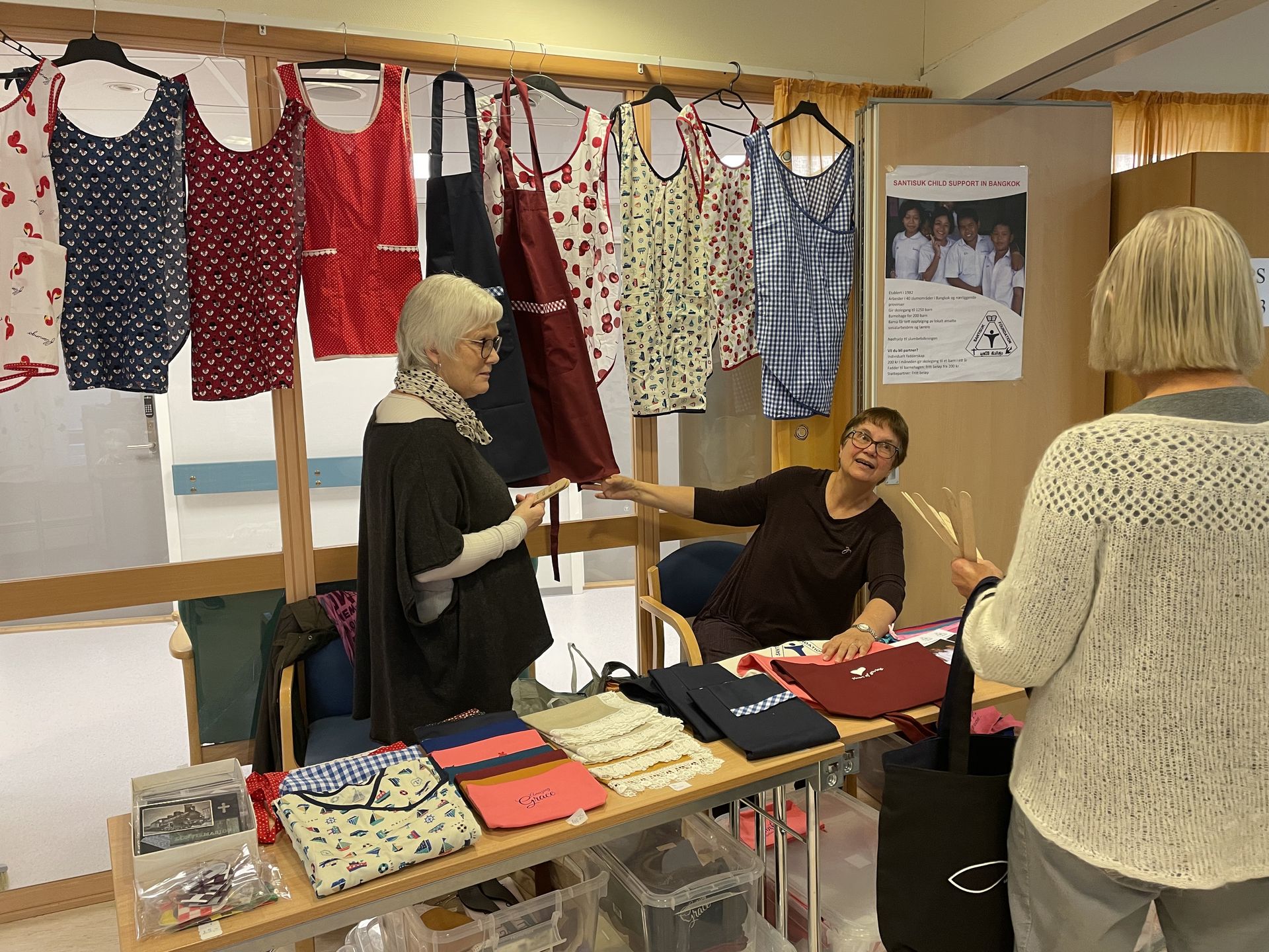 Inger Lise og Ingrid anbefaler produkter sydd på systua til Santisuk
