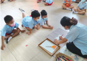 Undervisning i barnehagen hos Santisuk Foundation.
